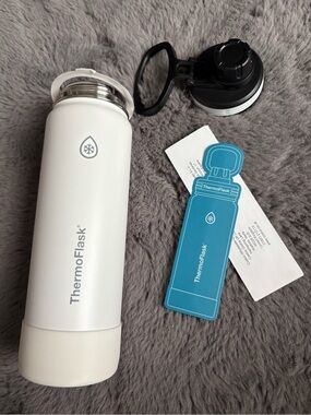 New ThermoFlask 24 OZ  Water Bottle /Spout Lid/Protective Silicone Boot In White